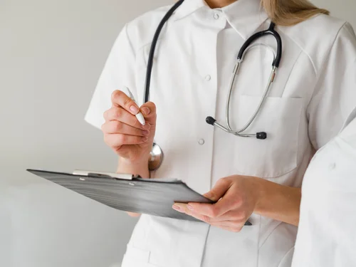 врач пишет рекомендации после капельницы ципрофлоксацина